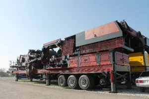 CONCASSEUR A PERCUSSION MOBILE DANS LE STOCK (NEUF)