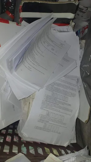 Déchets de papier blanc نفايات ورقية وأرشيف مدرسي
