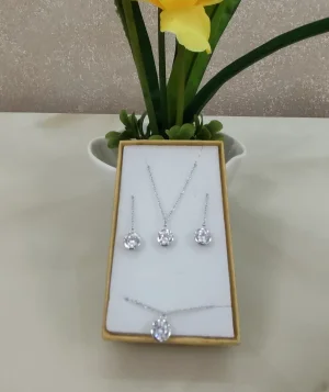 بيع مجوهرات غير ثمينة